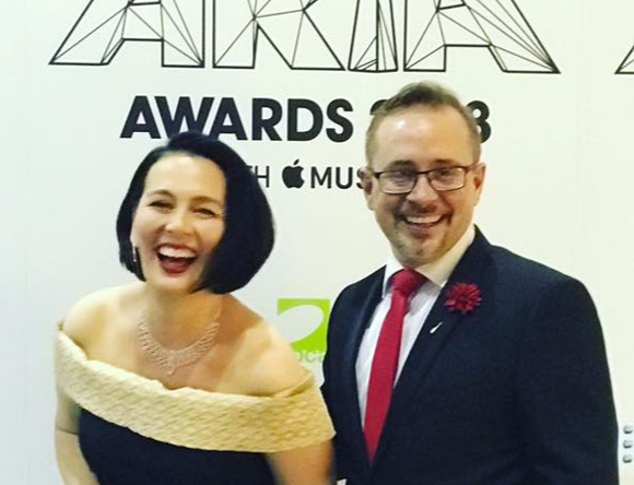 Pa8TM2cpSV6Oek4nsjt8_Tina_and_Mark_at_ARIAS_2018_750x444.png