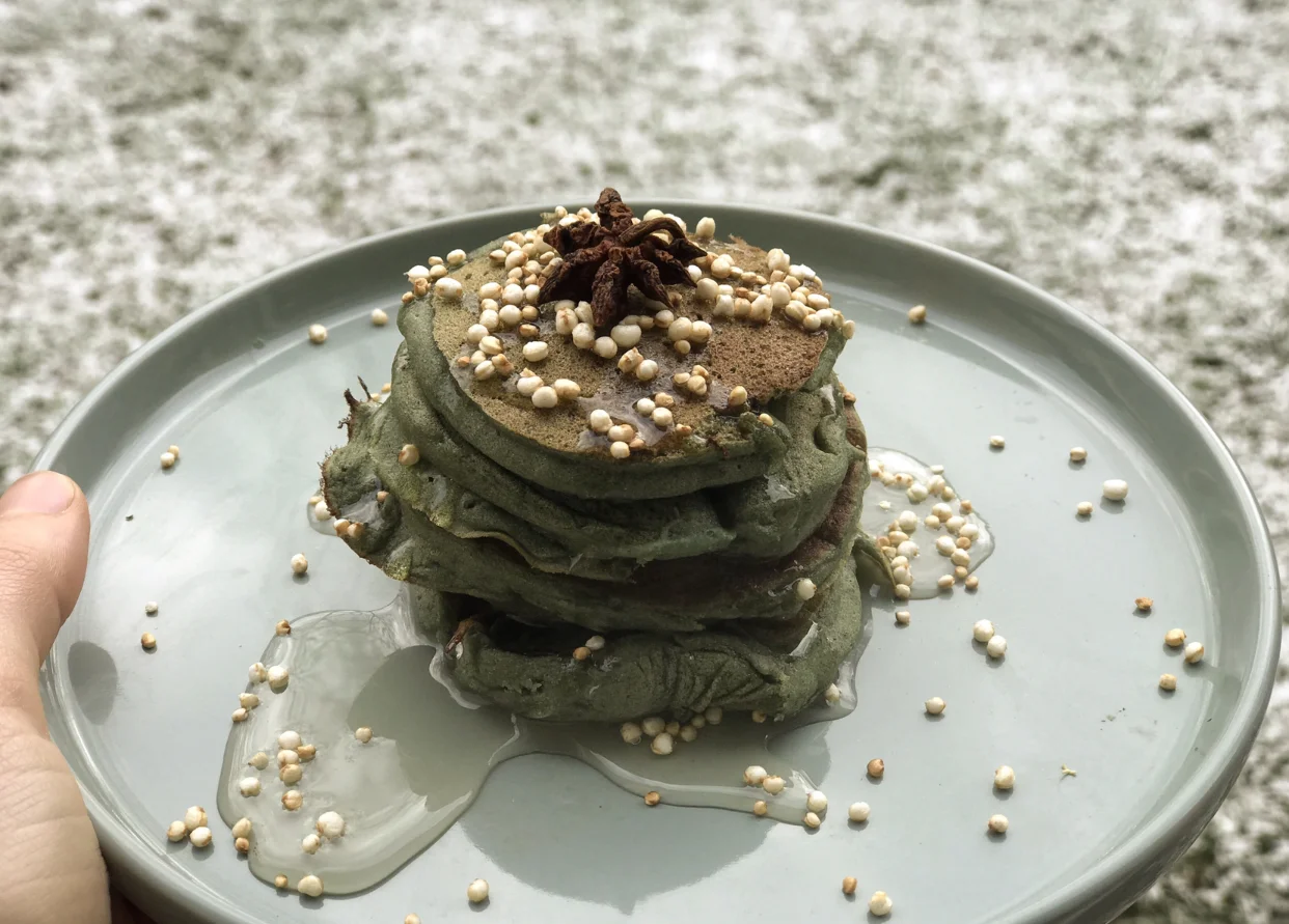 Snowy mornings & spirulina pancakes.