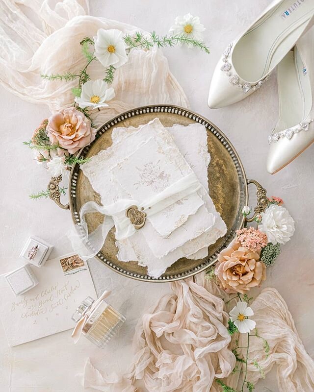 Beautiful textures for your Saturday! 😍
.
Photography @caseyjane_photography 
Styling board @heirloombride 
Stationery @caseyjane_photography .
.

#dailydoseofpaper #deckleedges #textures #theoberry #theoberrystationery #weddingcalligraphy #weddings