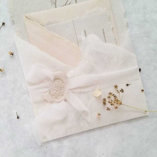 A pretty little invitation pouch to keep your invitation pieces together. It was folded using a piece of beautiful tissue handmade paper and held together by a soft chiffon ribbon and wax seal 😍
.
.
.
#delicate #theoberrystationery #waxseal #idyllpa