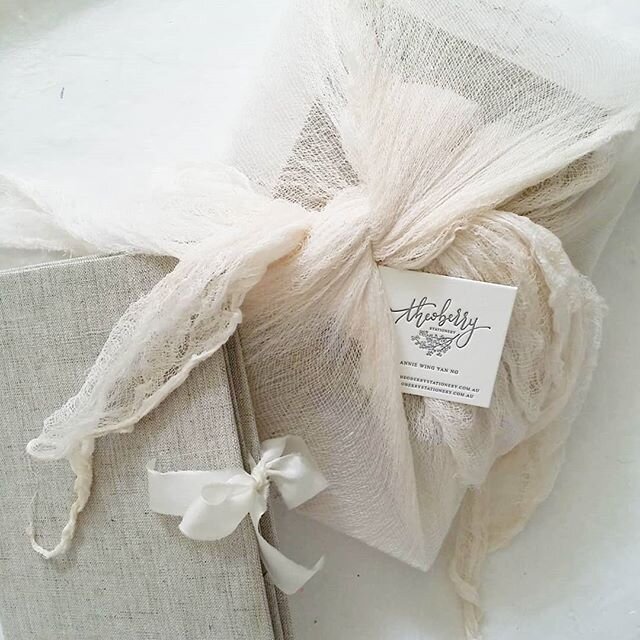 All wrapped up and ready for the bride and groom to pick up! All of our wedding clients also receive a beautiful linen folio with a copy of their keepsake invitation .
.
.
#theoberry #theoberrystationery #weddingcalligraphy #weddingstationary #weddin