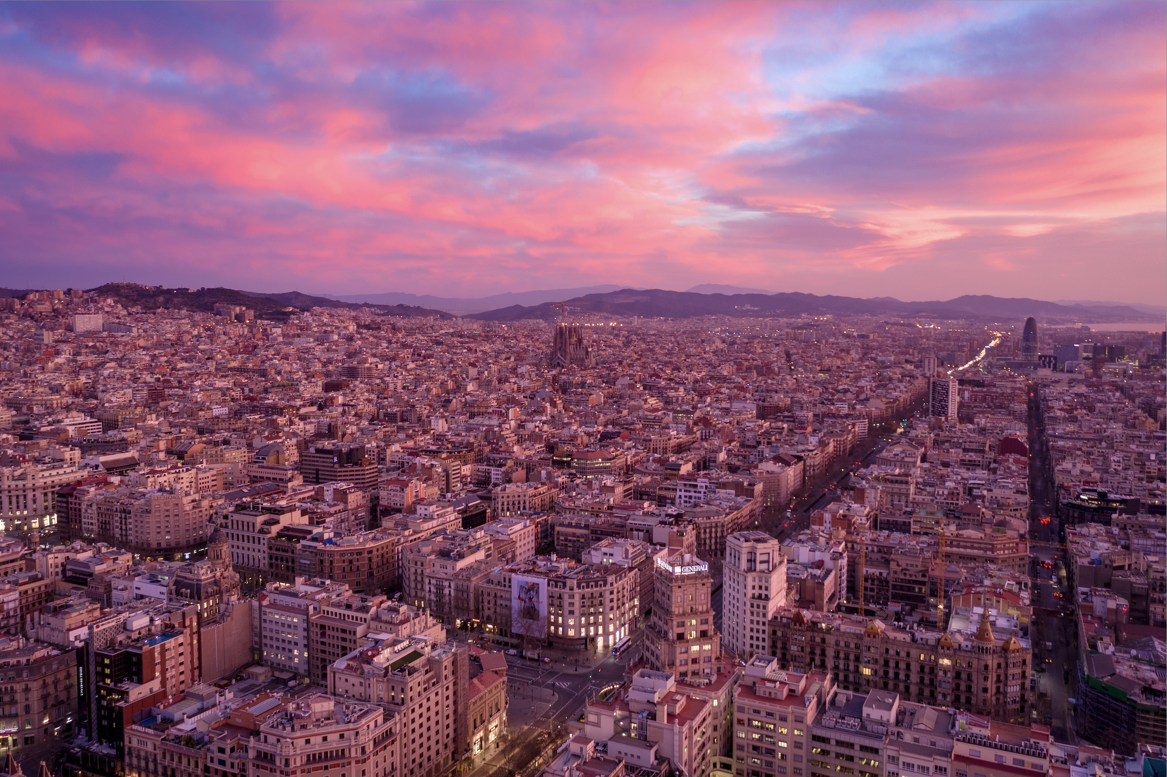  Wake Up Call - Barcelona, 2019 | Edition 2 / 5 | 60 x 40 in | 150 x 100 cm | Pigment Print    