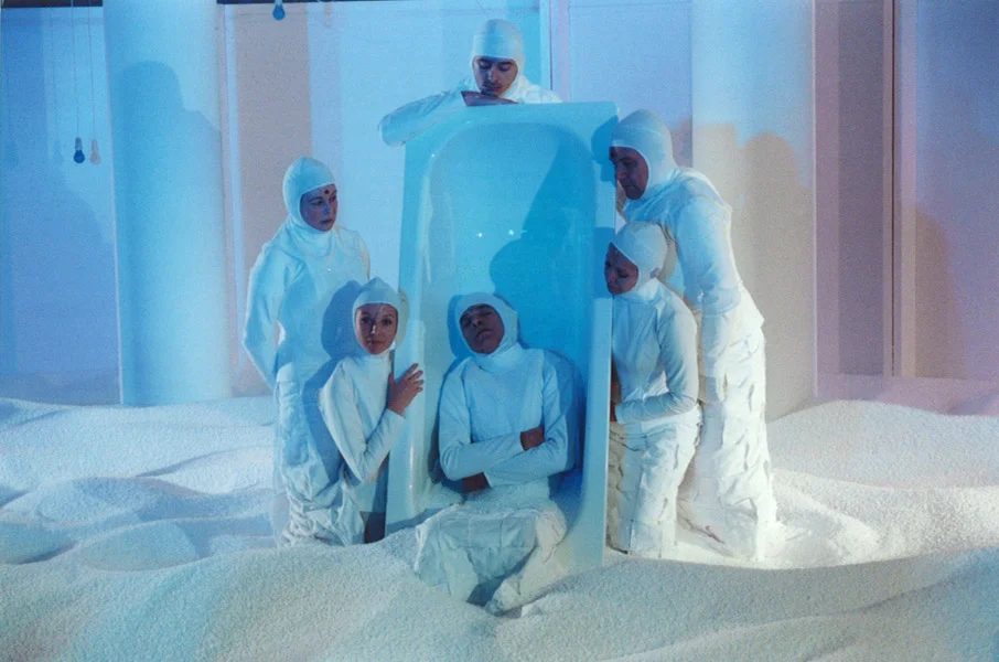 2001_kralj_umira_03.jpg