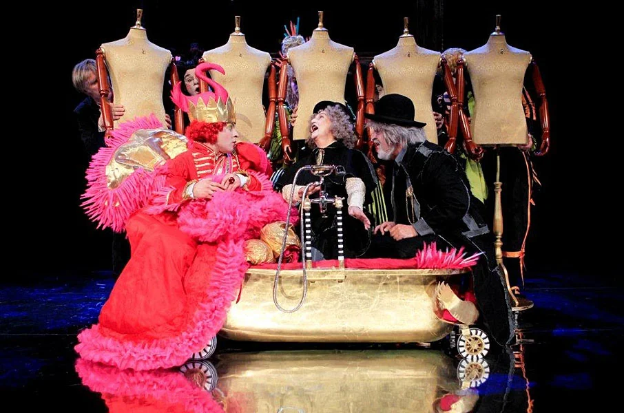 2010_cesarjeva_nova_oblacila_02.jpg
