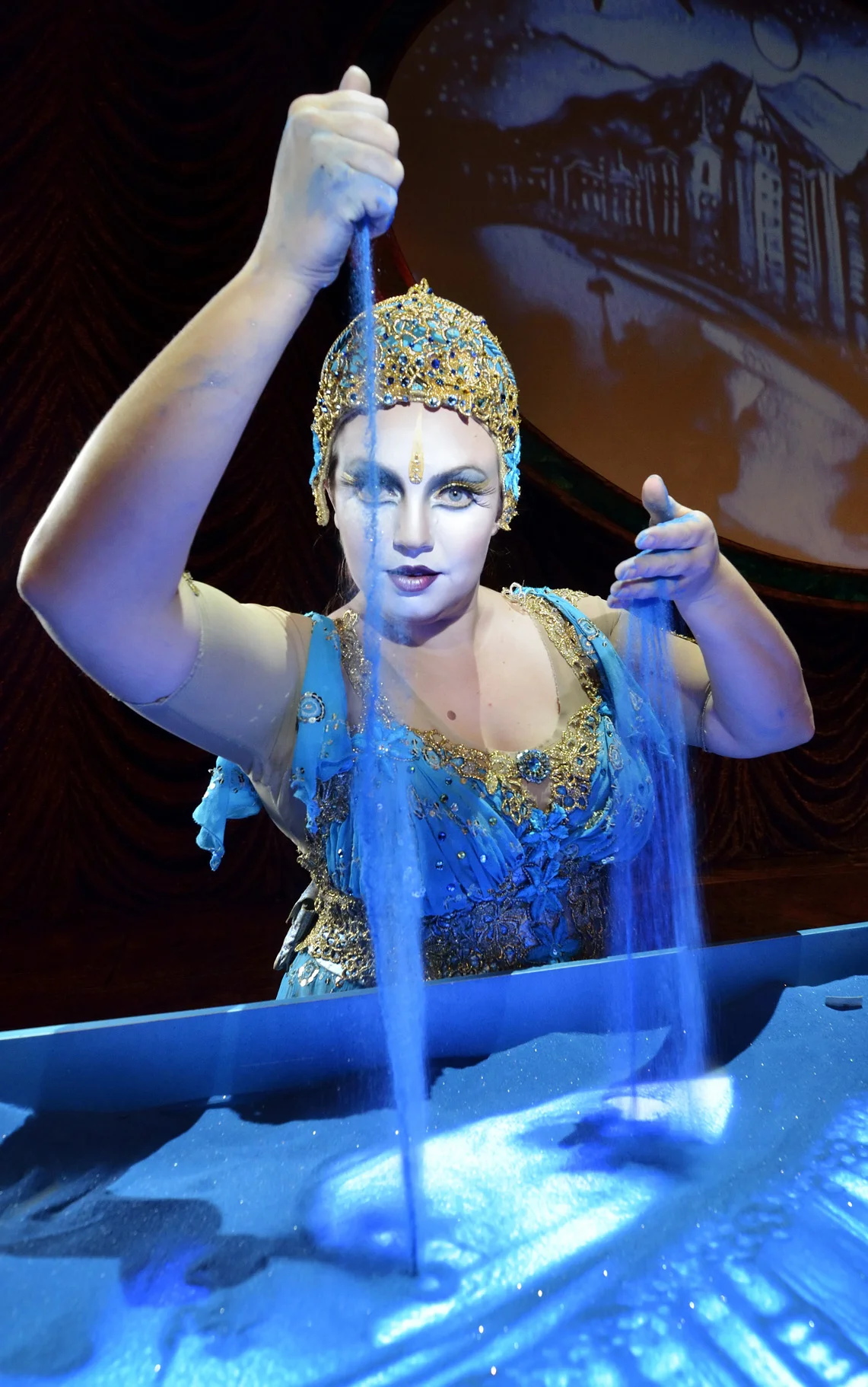 Zarkana_sand_artist_by_bill_hughes.jpg