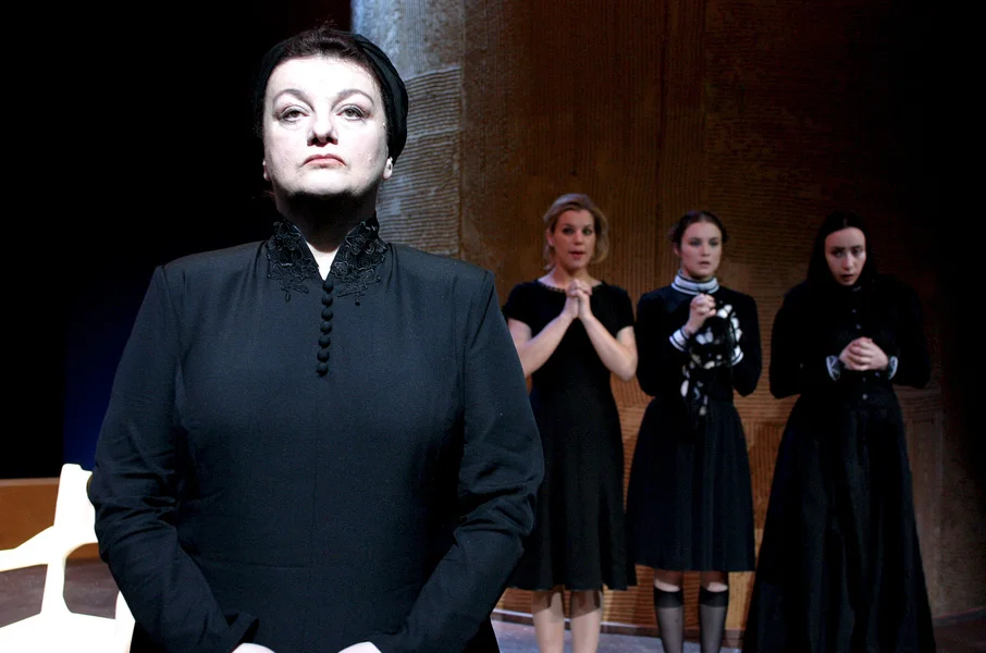 2004_the_house_of_bernarda_alba_02.jpg