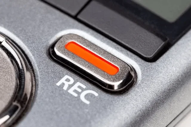 A red recording button to monitor your leadership