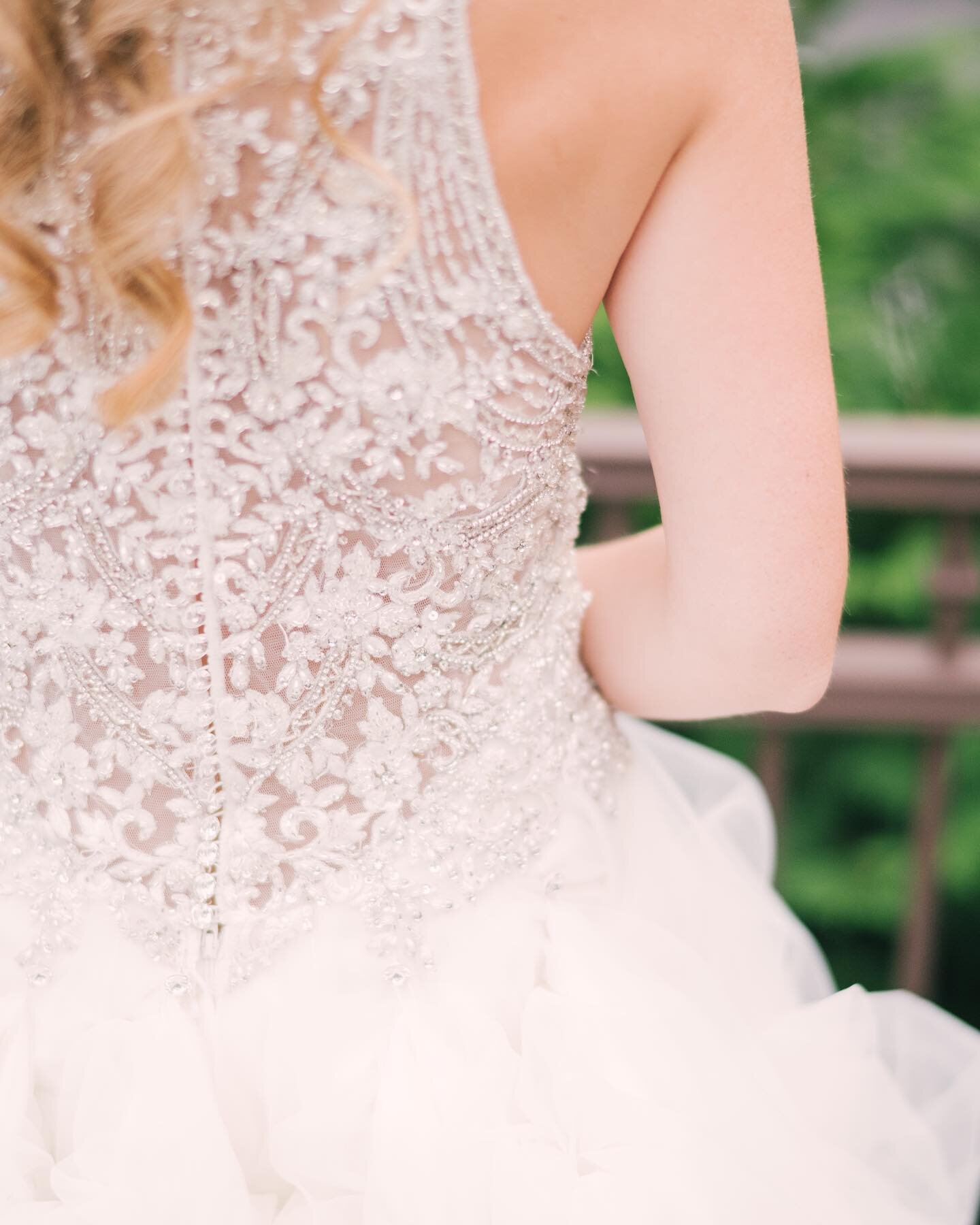 I just love those details on Allie&rsquo;s wedding dress ✨✨