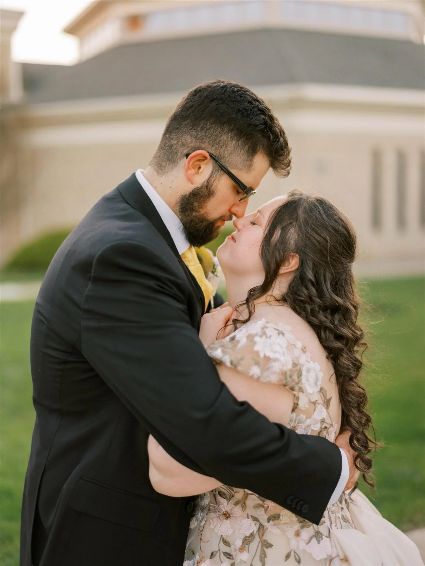 Sneak peeks are out! And the first wedding of the year definitely did not disappoint 😍 Congrats Halie &amp; Mike!!