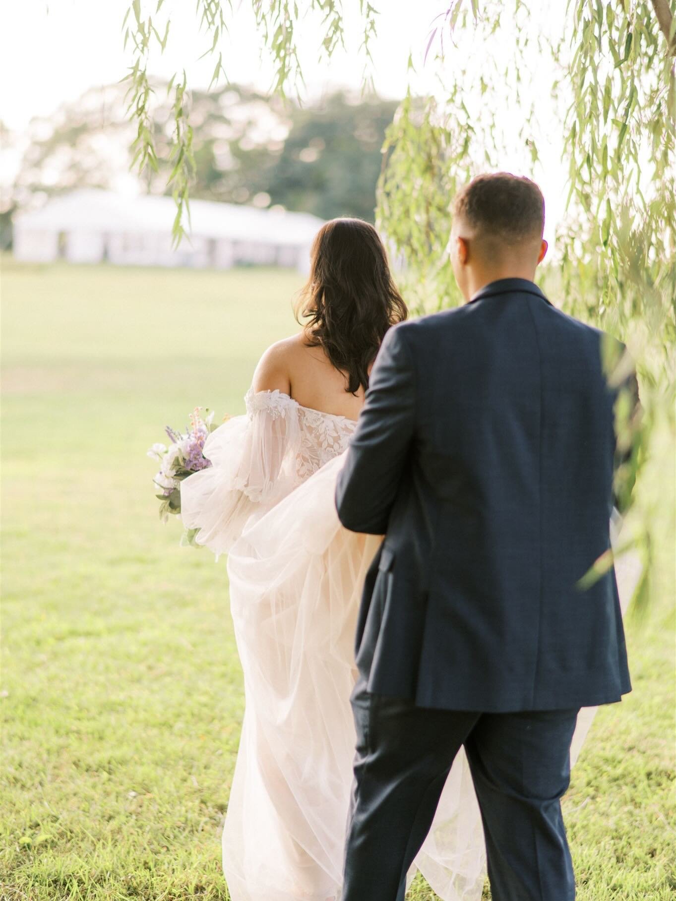 Dreamy moment under the willow tree with Michaela and Randy