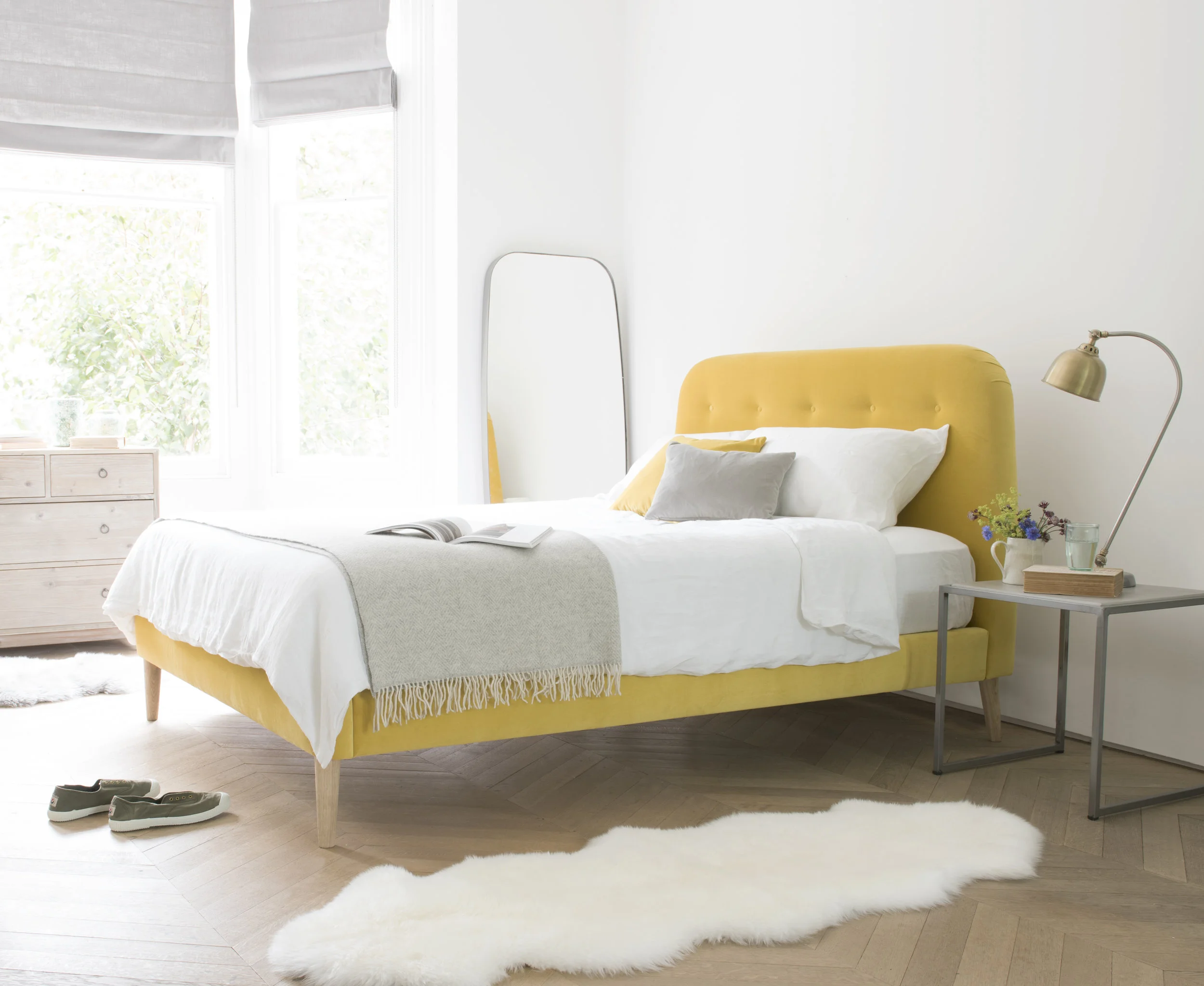 Napper bed in Bumblebee clever velvet - Loaf