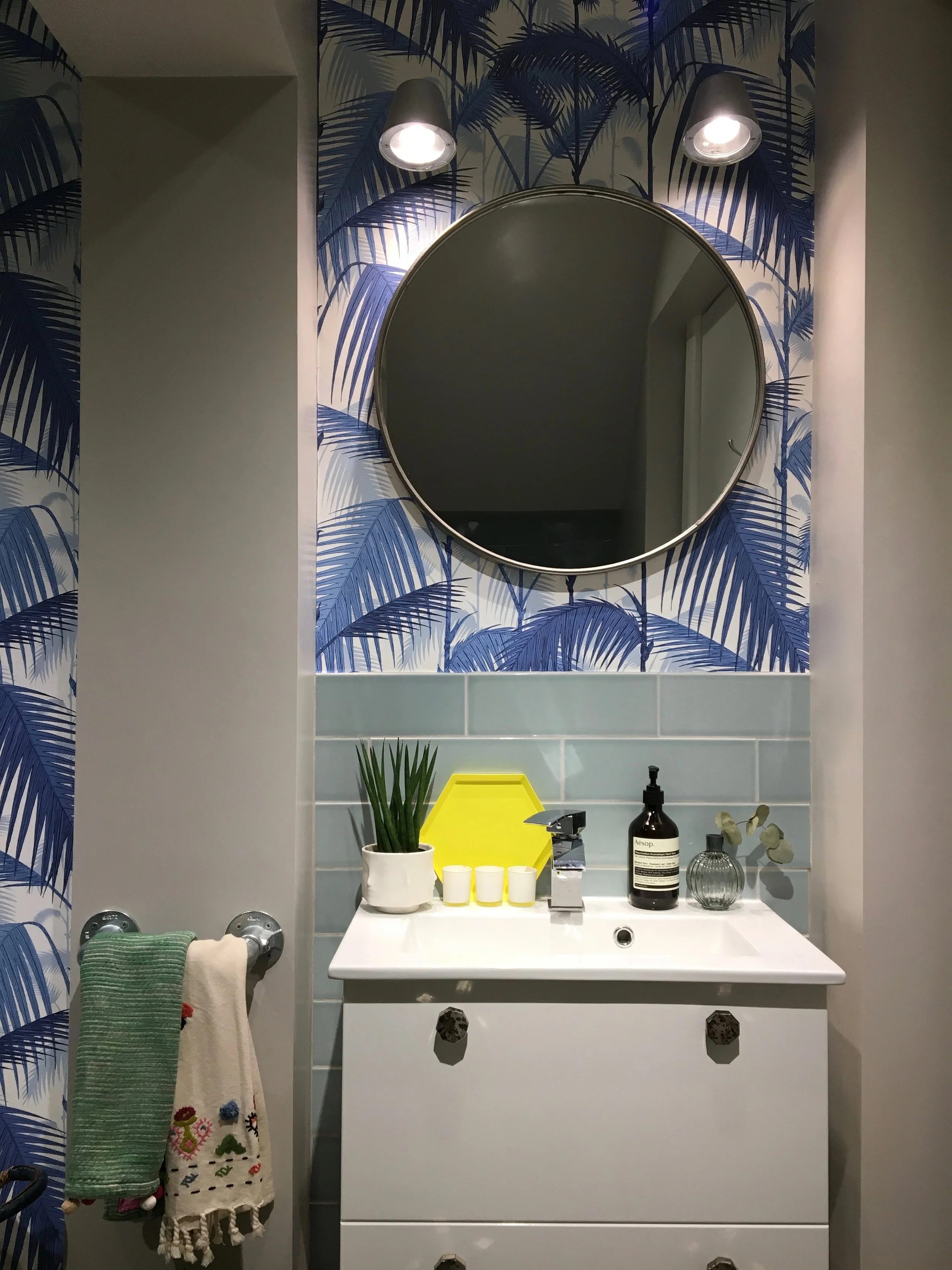 Liznylon_bathroom_with_cole_and_son_wallpaper_blue.jpg