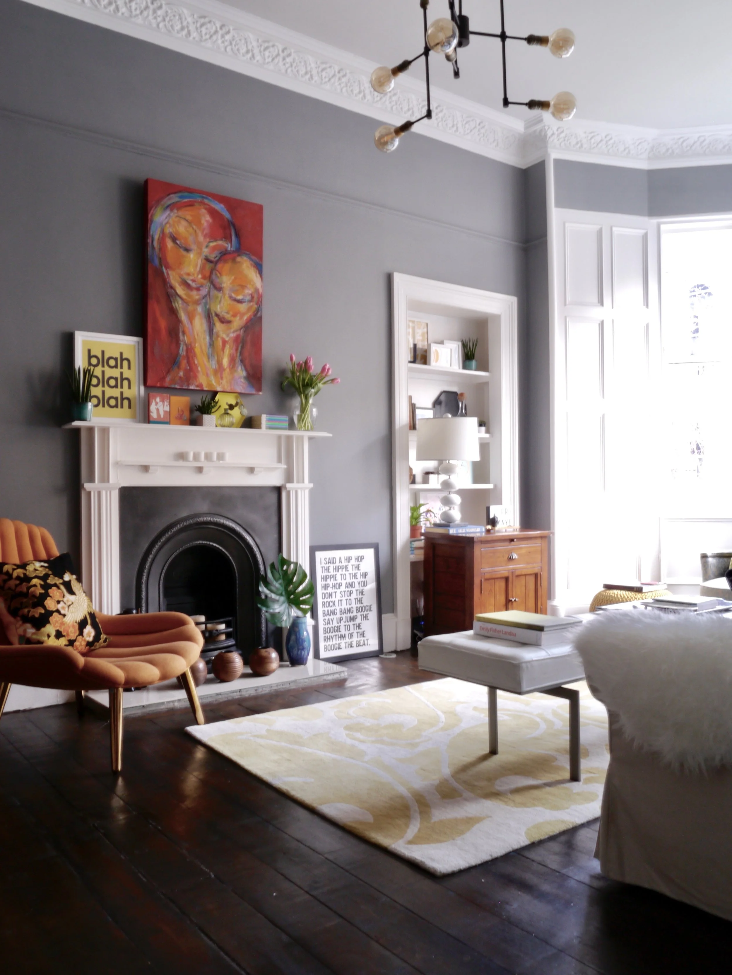 Liznylon_lounge_dark_walls_color_pops.jpg