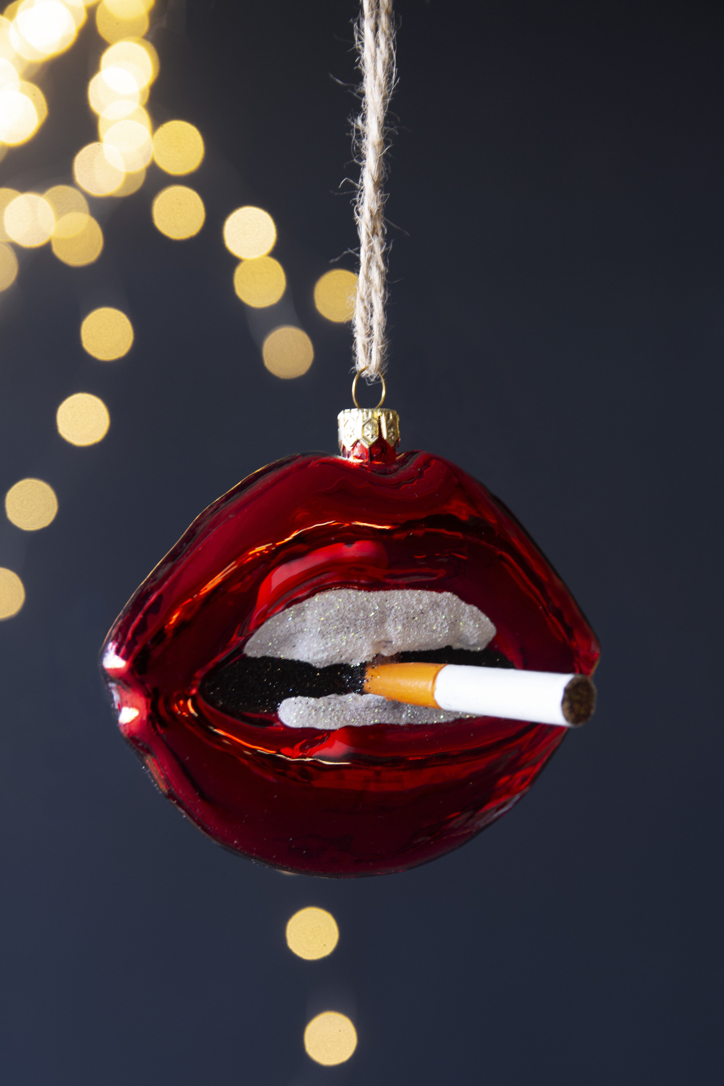 rockettstgeorge_Red Lips With Cigarette Hanging Decoration_highres.jpg