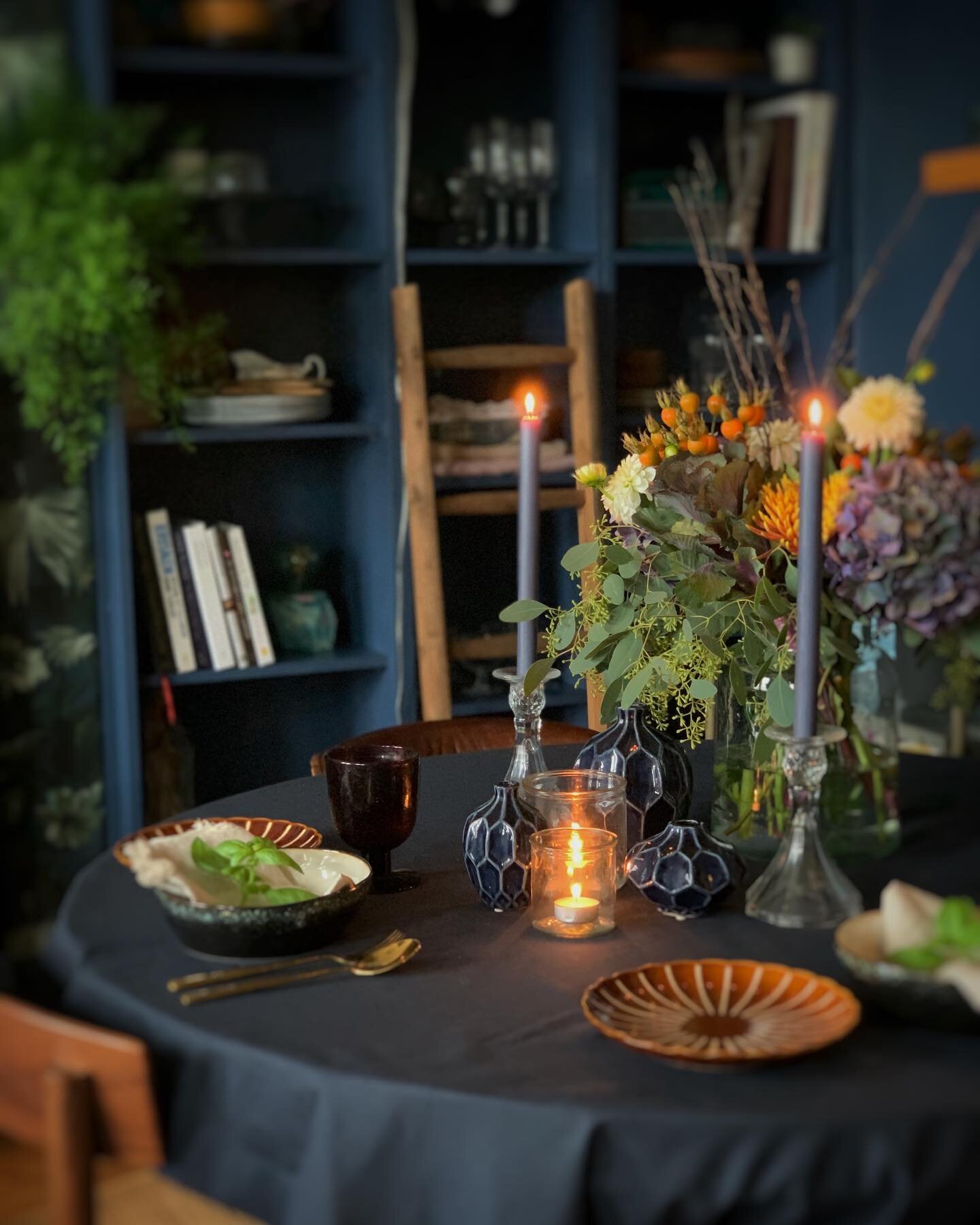 It&rsquo;s so cold and dark here that tonight will be sponsored by candles, a takeaway and a large glass of vino. 

Is it too early to light a fire.... asking for a friend?
.
.
#myfabledtable #cosyhome #cosynights #cosyroom #diningroominspo #diningta