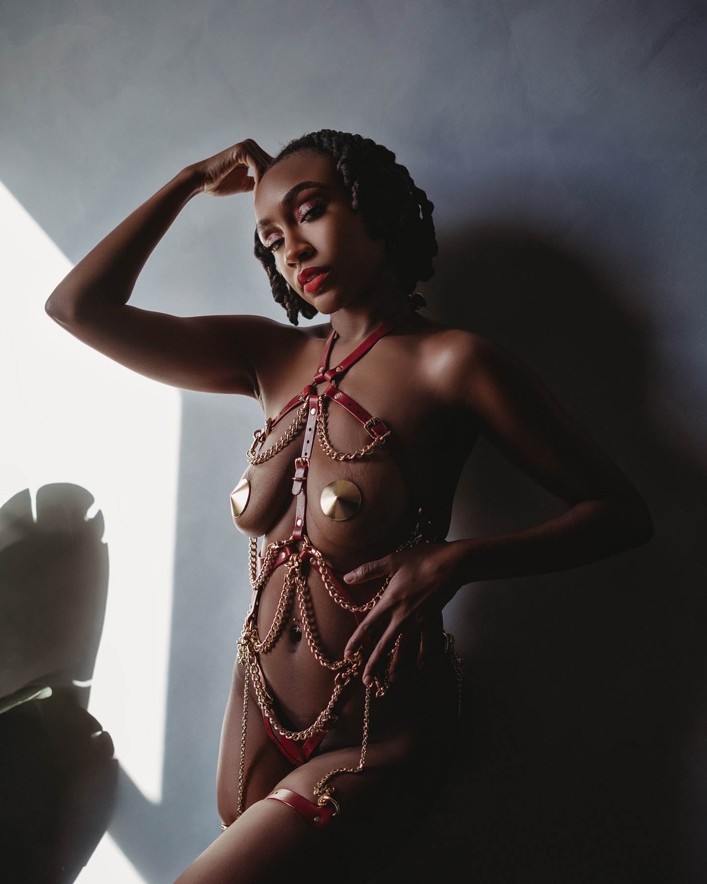 Glamorous can mean feminine lace and scalloped edges or it can mean leather straps and gold chains&hellip;whatever speaks to you the most, I want to help you bring it to life 😇