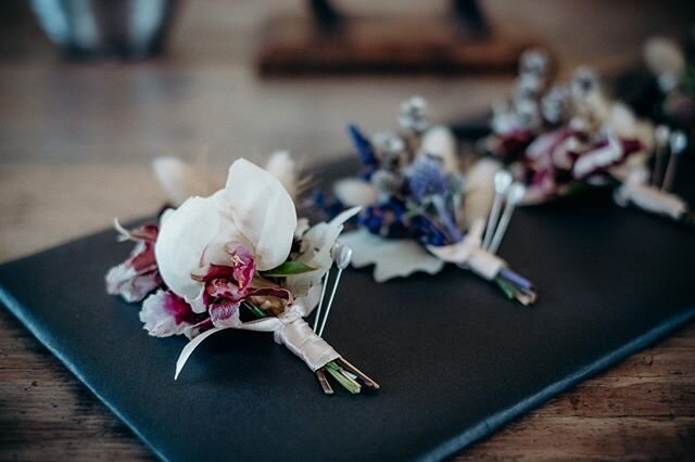 Since T&amp;N didn&rsquo;t have a bridal party we made buttonholes for family members and close friends. They were all a little bit different for each person, and of course the groom&rsquo;s had an extra special peony bud. .
.
.
.
.
.
.
.

#weddingpl