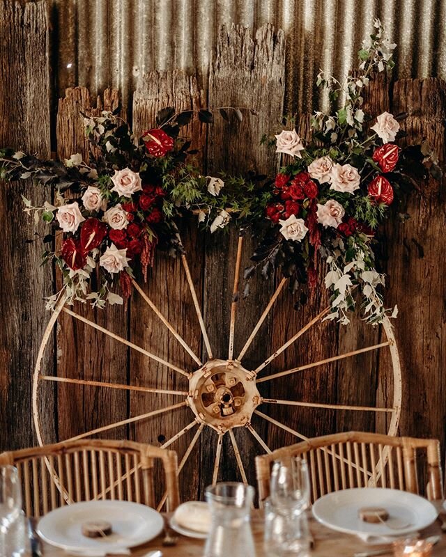 Beautiful, textural details inside @thestablesofsomersby - we flowered up this lovely old wheel for something extra special on the wall behind our bride and groom. Thank you @lightpicturesstudio for the photo goodness 🙌🏻 .
.
.
.
.
.
.
.

#weddingpl