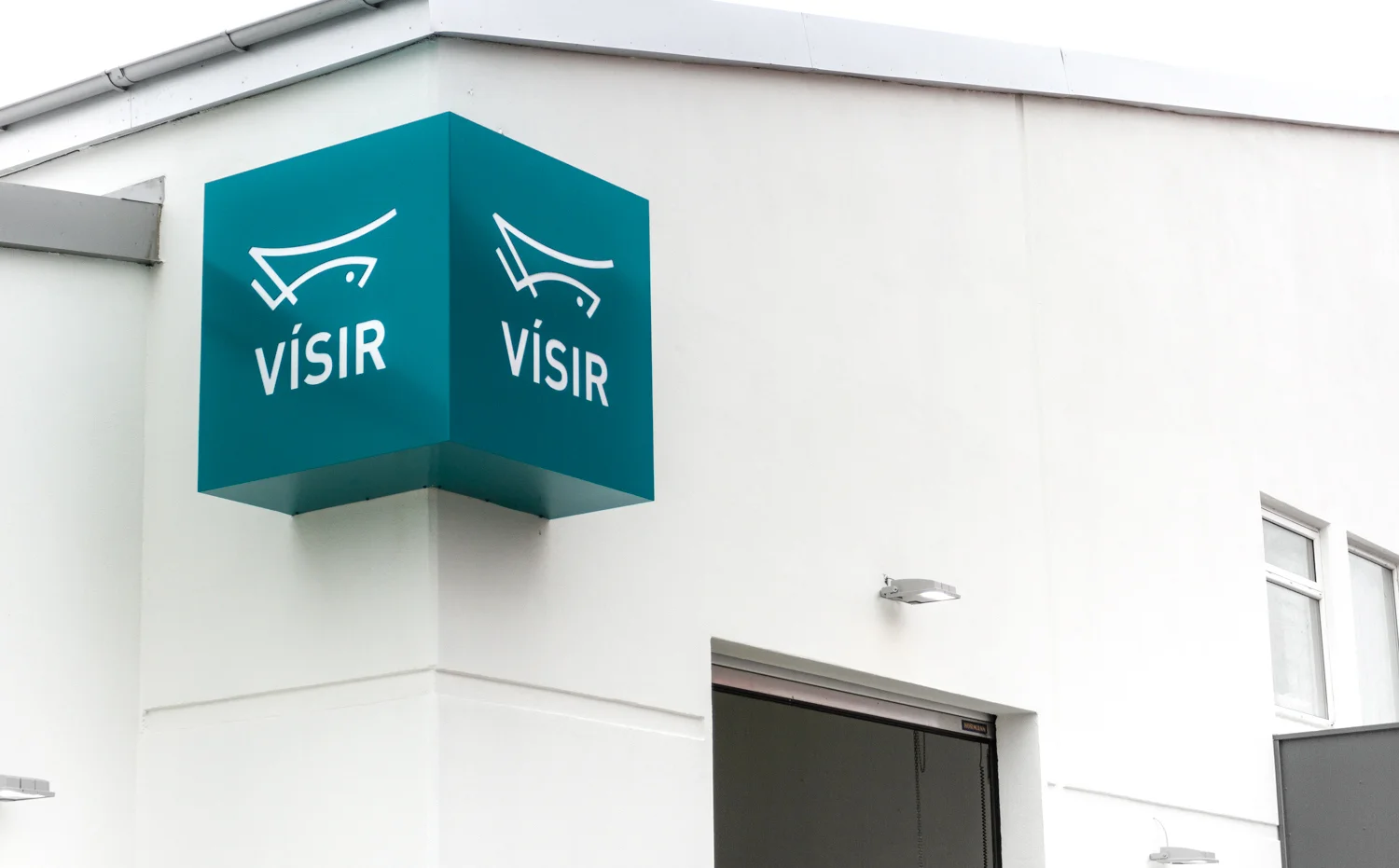 Skilti utanhúss í takt við skiltið í básnum