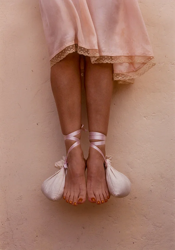 Cirenaica Moreira, No soy yo, es mi cuerpo el que recuerda, de la serie Con el empeine al revés (It Is not I, It Is My Body That Remembers, from the series With the Instep to the Wrong Side), 2003-2006. Color Lambda print, 33 x 23 in. Ed. 4/10. 