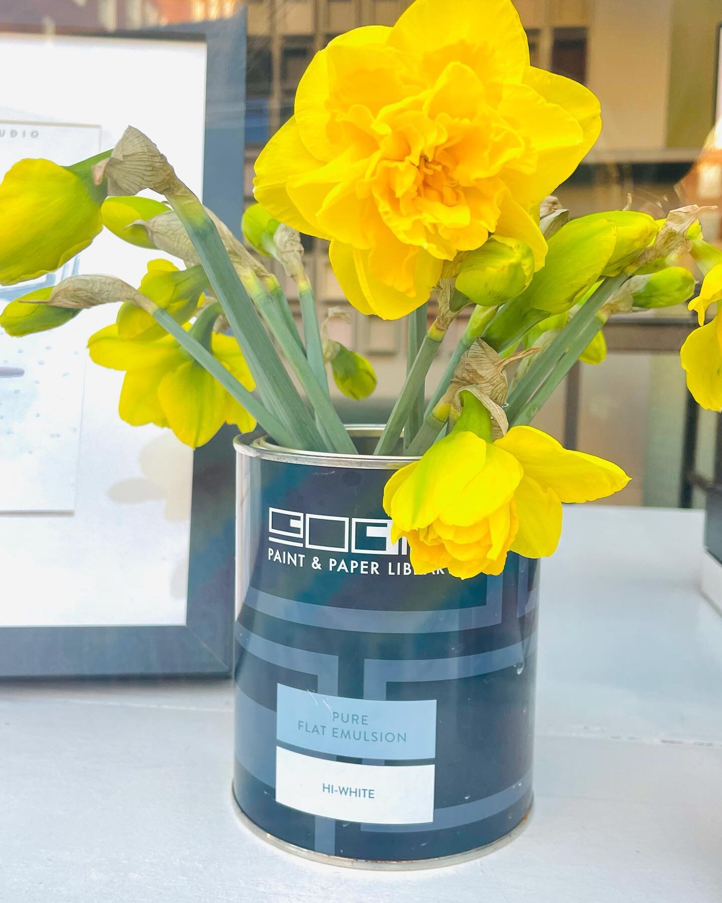 💛 Daffodils and sunshine mean one thing&hellip; Spring is in the air! Time to start thinking about Spring cleaning, dusting away winter and looking ahead to brighter more colour filled days. Perhaps you&rsquo;re thinking of re-decorating this Spring