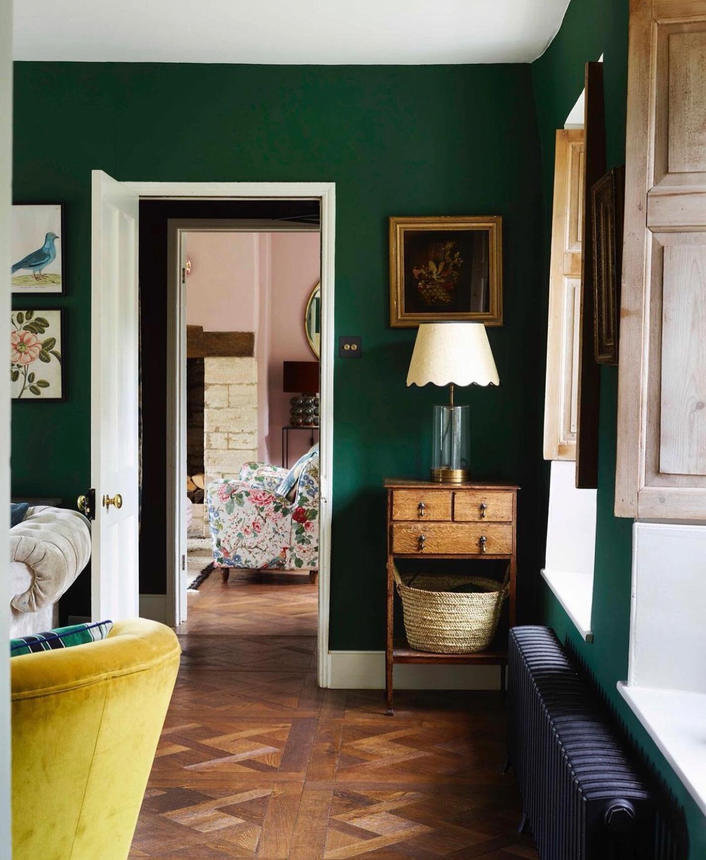 Hunter Dunn is green at its best. It&rsquo;s a brilliant backdrop for artwork and furniture. Perfectly shown here by @annabelgrimshawdesign 
.
Fun fact, Hunter Dunn is named after Joan Hunter Dunn, John Betjeman&rsquo;s muse. 
.
Are you looking to ma