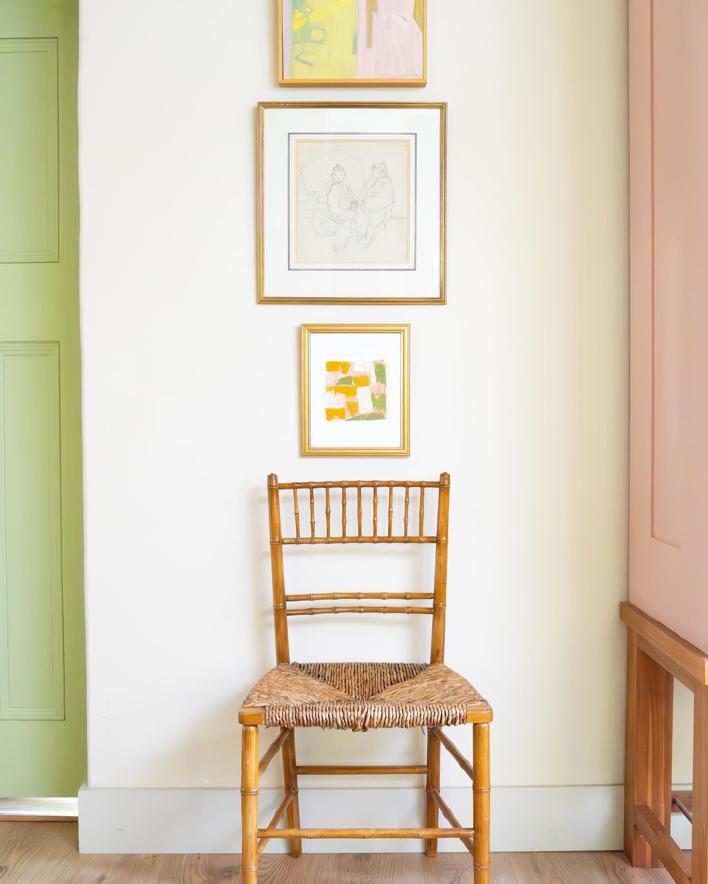 Coral III on cupboard - Artichoke on door - Stone II on walls - Stone IV on skirting