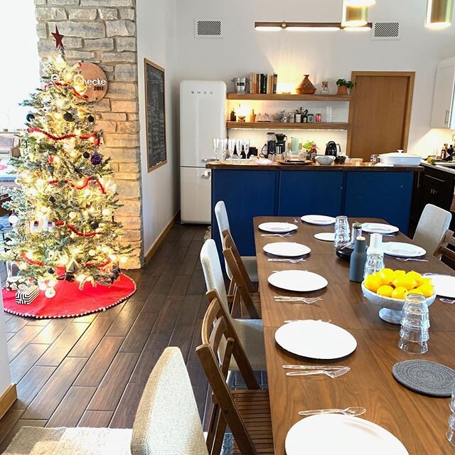 It&rsquo;s not just long sofas. Long tables make for plenty of room for plenty of friends. 🎄
