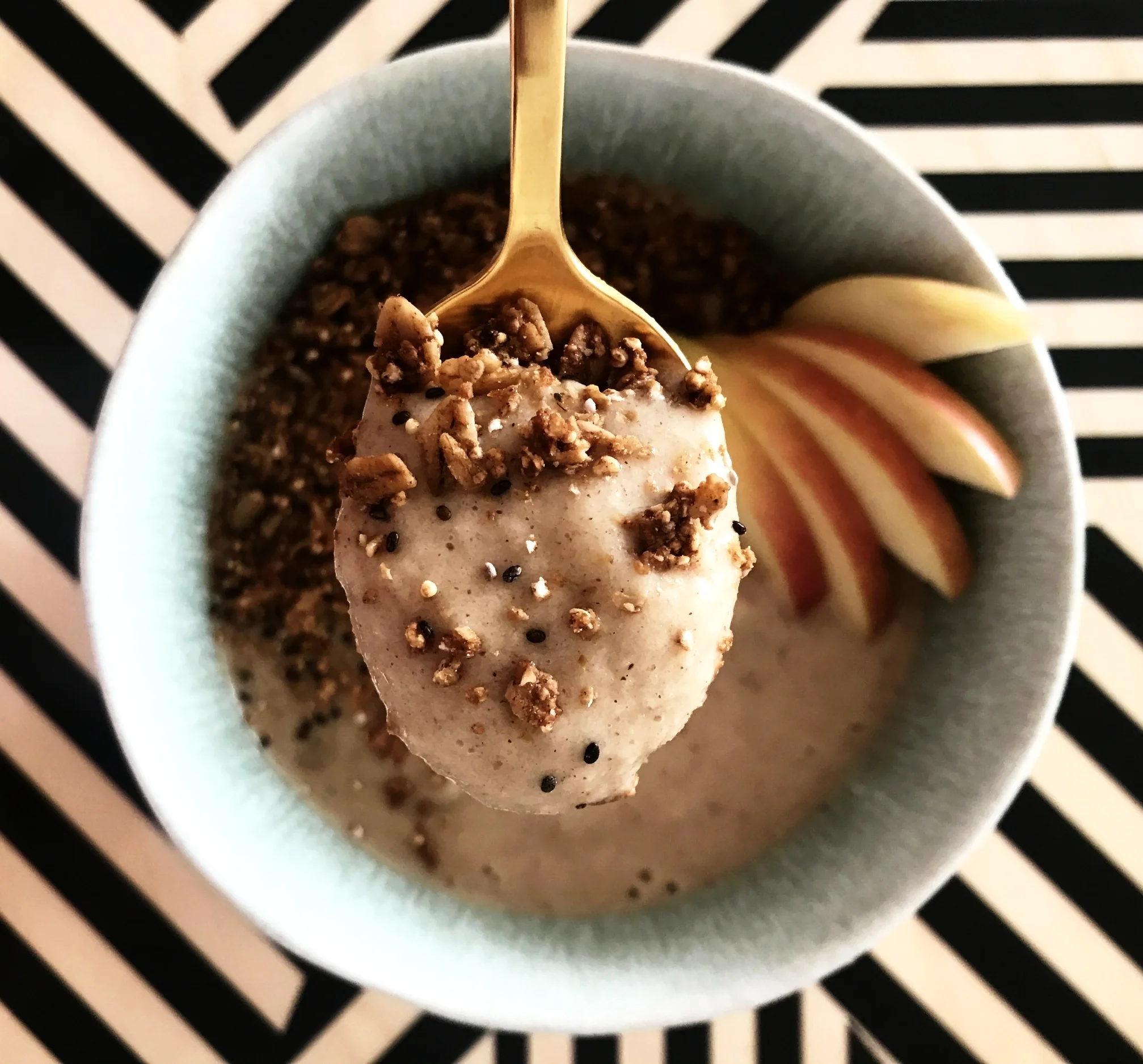 Apple Pie Smoothie Bowl