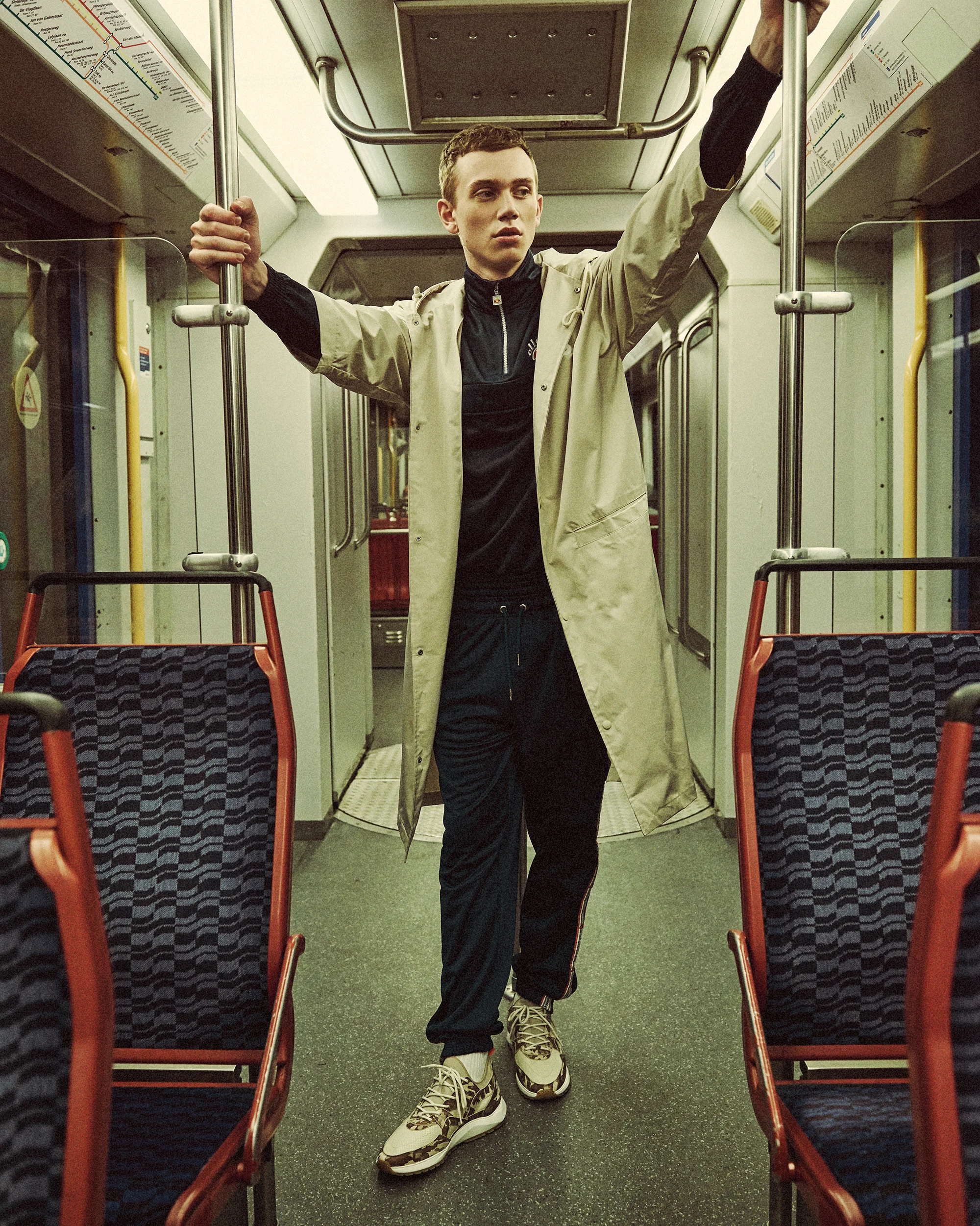 Tracksuit Ellesse . Coat Drôle de Monsieur . Sneakers Filling Pieces