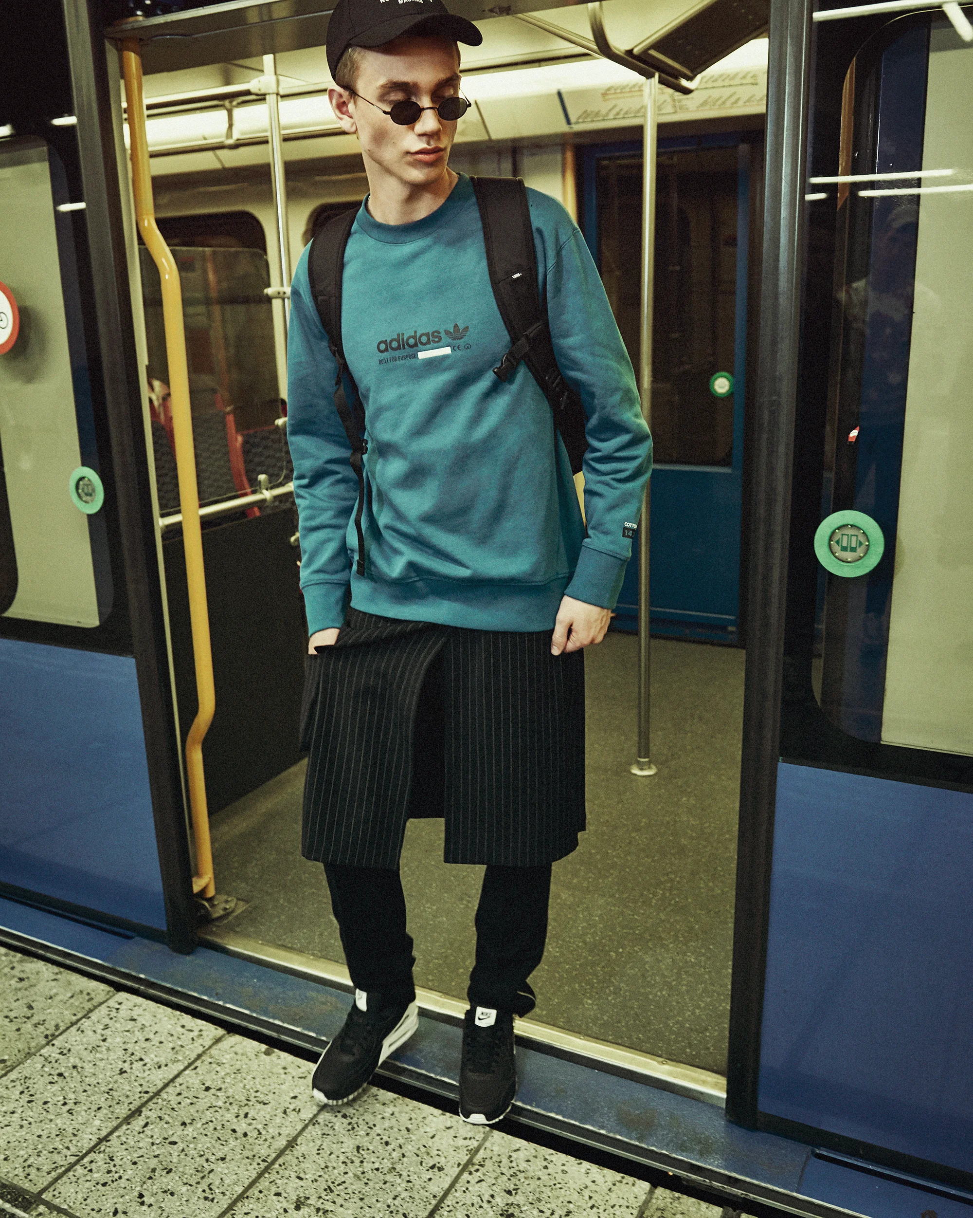 Sweater Adidas . Trousers Asos . Apron El Taller de Brujo . Cap Drôle de Monsieur . Sunglasses Etnia Barcelona . Backpack Vans . Sneakers Nike