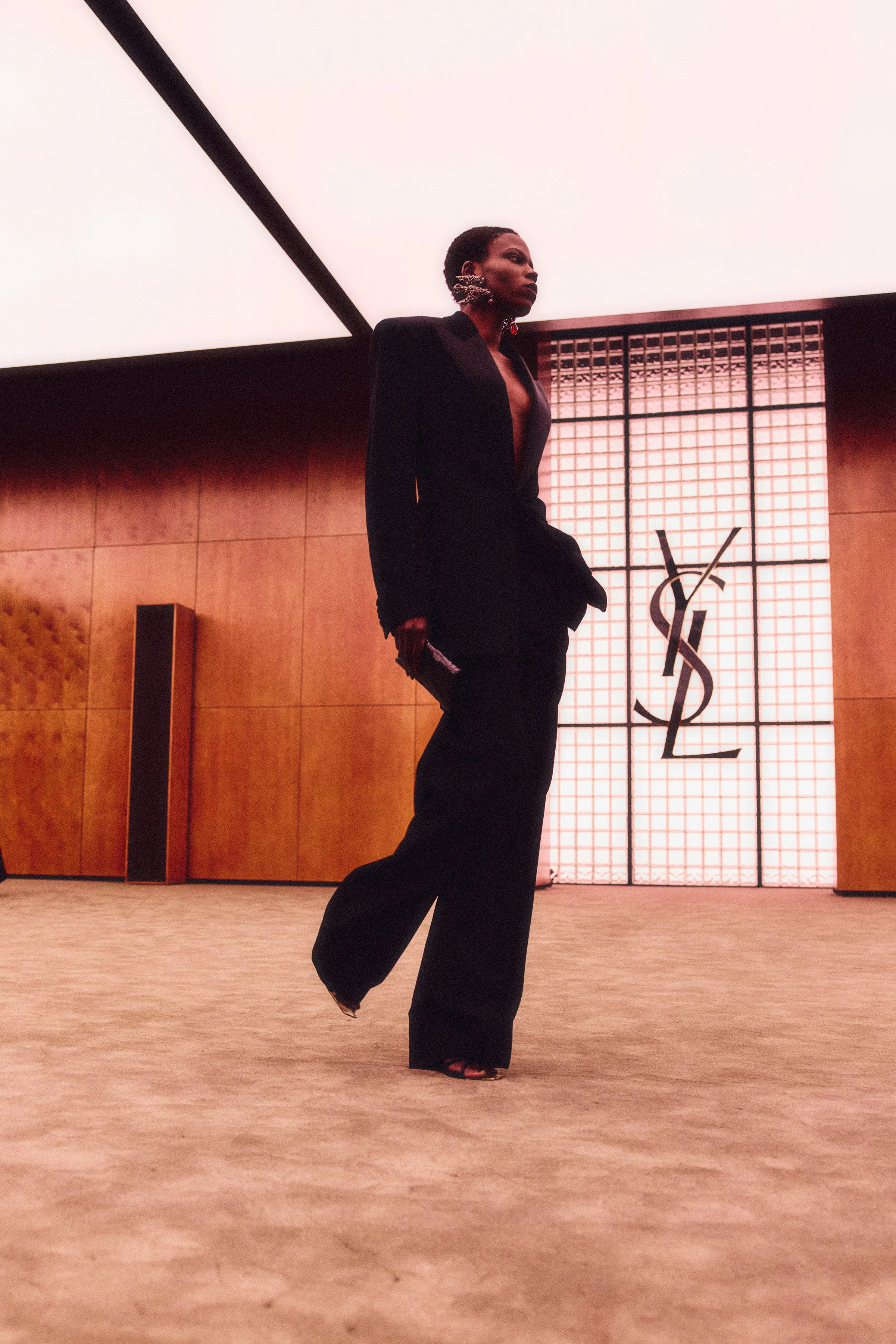 SAINT LAURENT_WINTER26_SHOW_AMBIANCE_02_07_HR.jpg