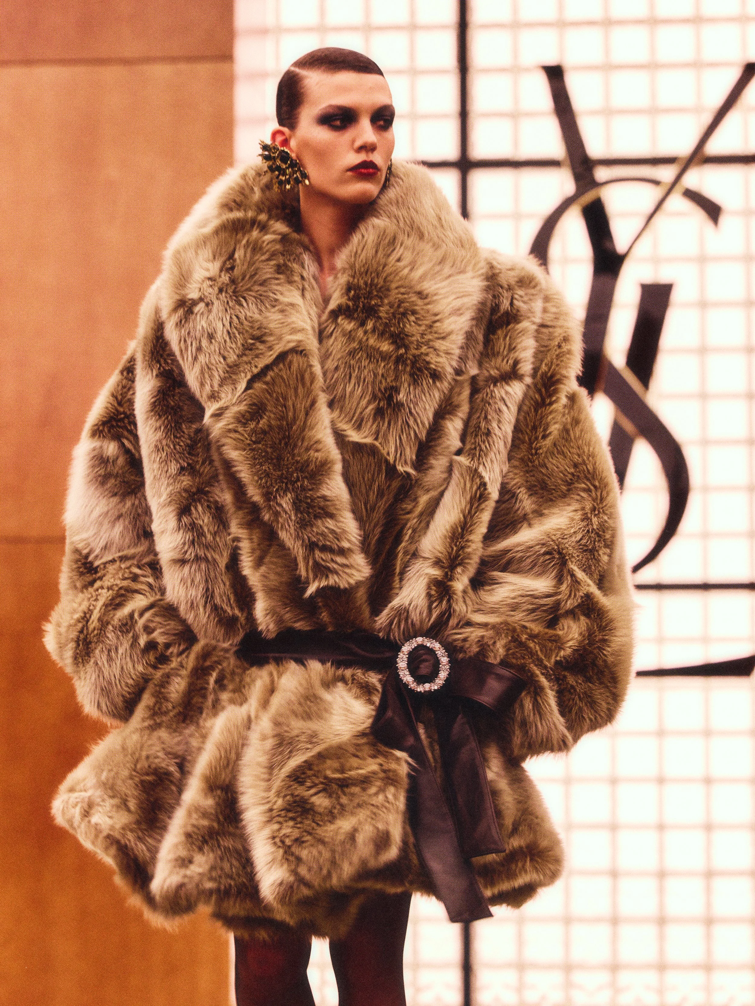 SAINT LAURENT_WINTER26_SHOW_AMBIANCE_02_16_HR.jpg