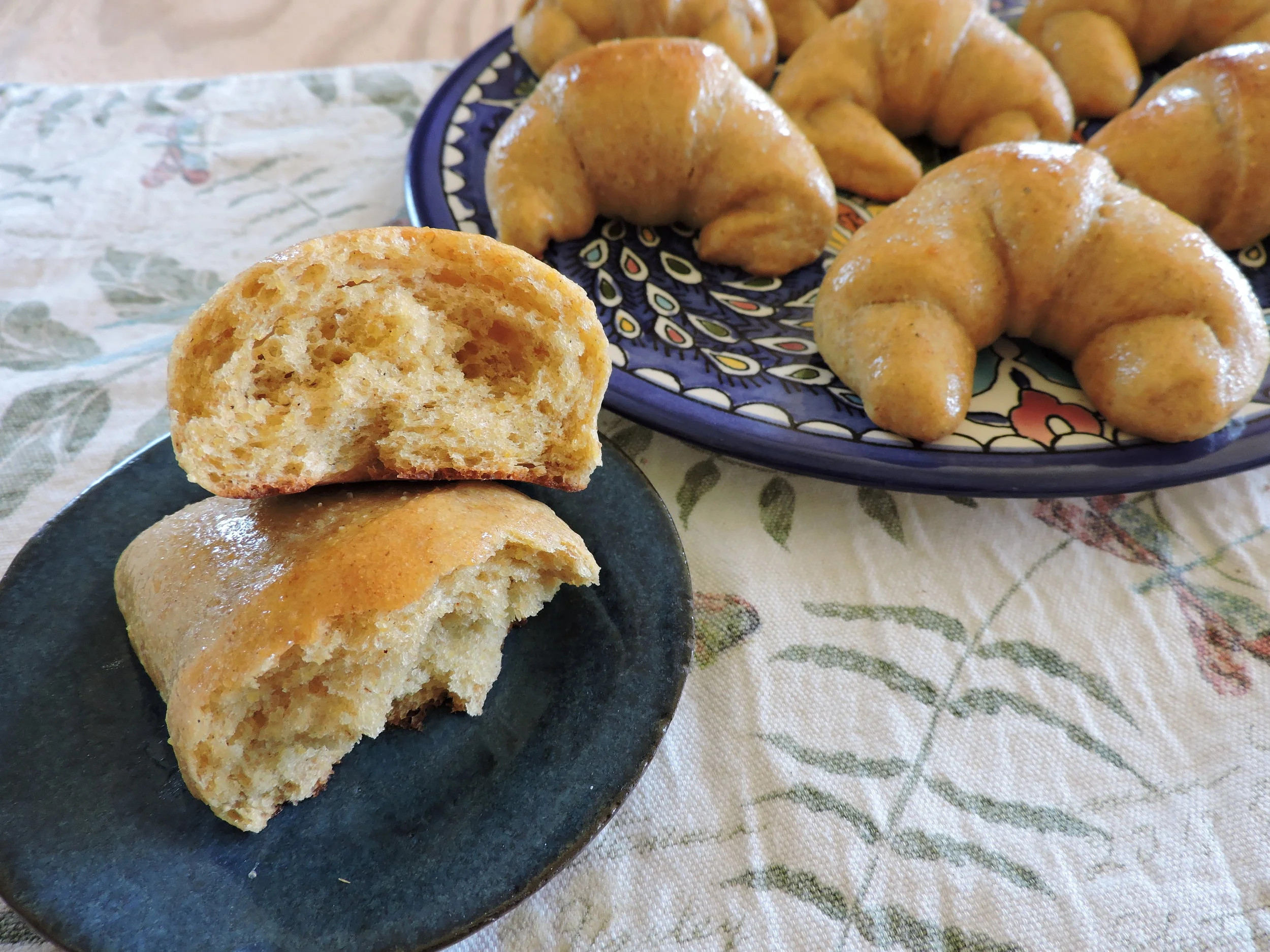 bourbon inspired horseshoe dinner rolls — Beneath the Crust