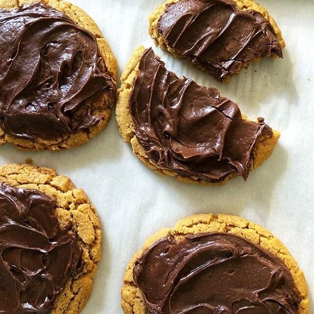 Fudge frosted bakery-still peanut butter cookies. Enough said, I think. Check out Sarah's recipe in the blog! #beneaththecrust #peanutbuttercookies #bakerystylecookies