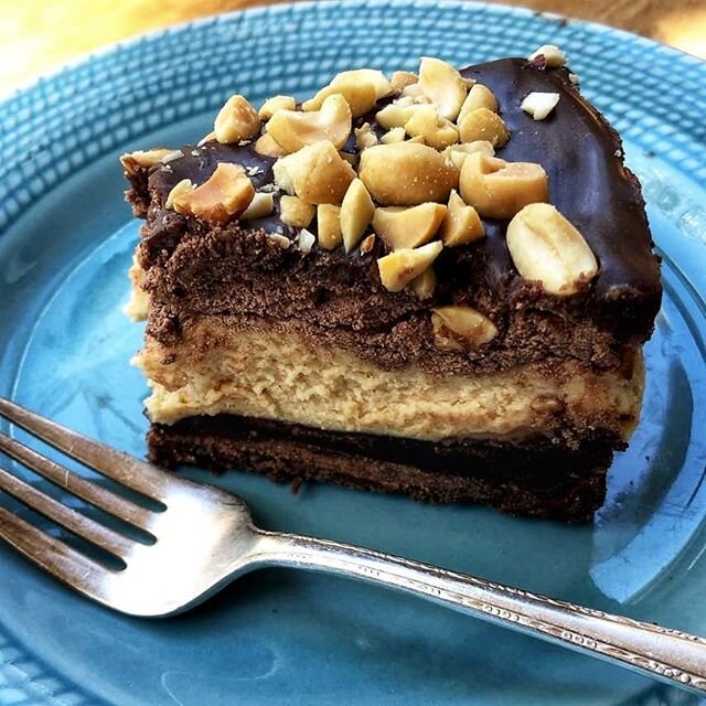 Or if Mom is more a peanut butter and chocolate kind of person 🙋🙋🙋🙋. This Peanut Butter Chocolate Pie will tick allllllll the boxes.