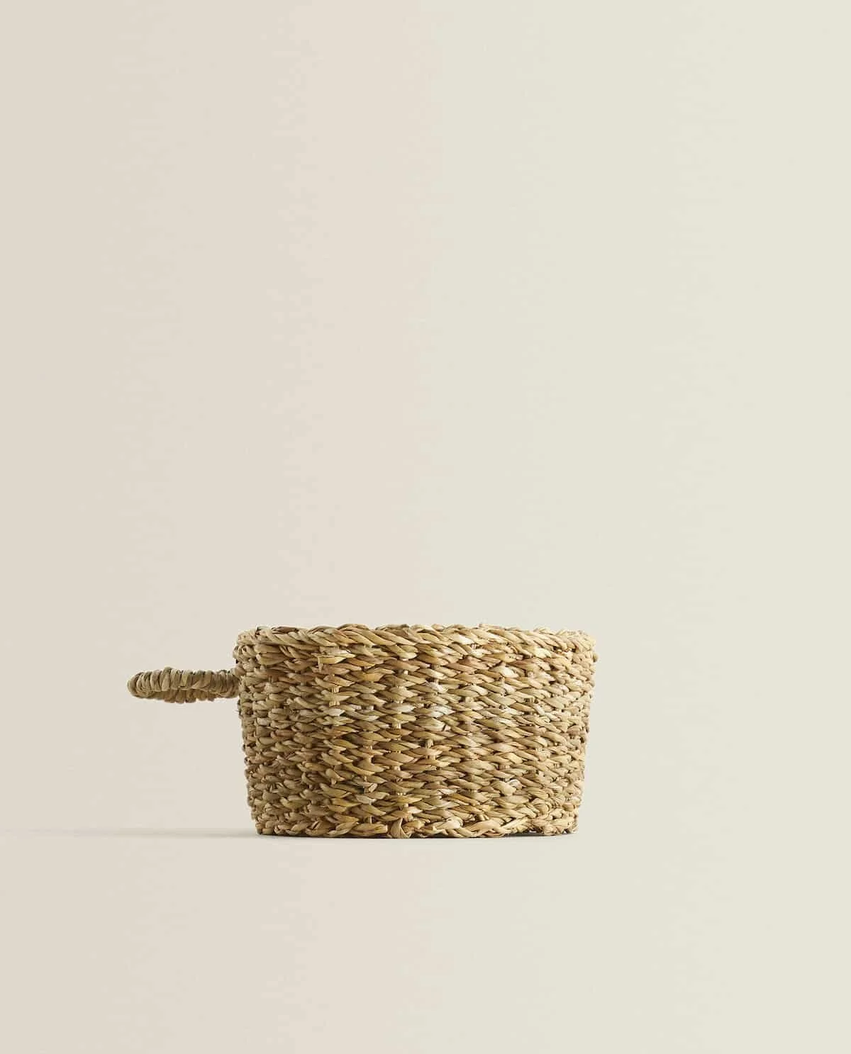 Round Basket With Handle