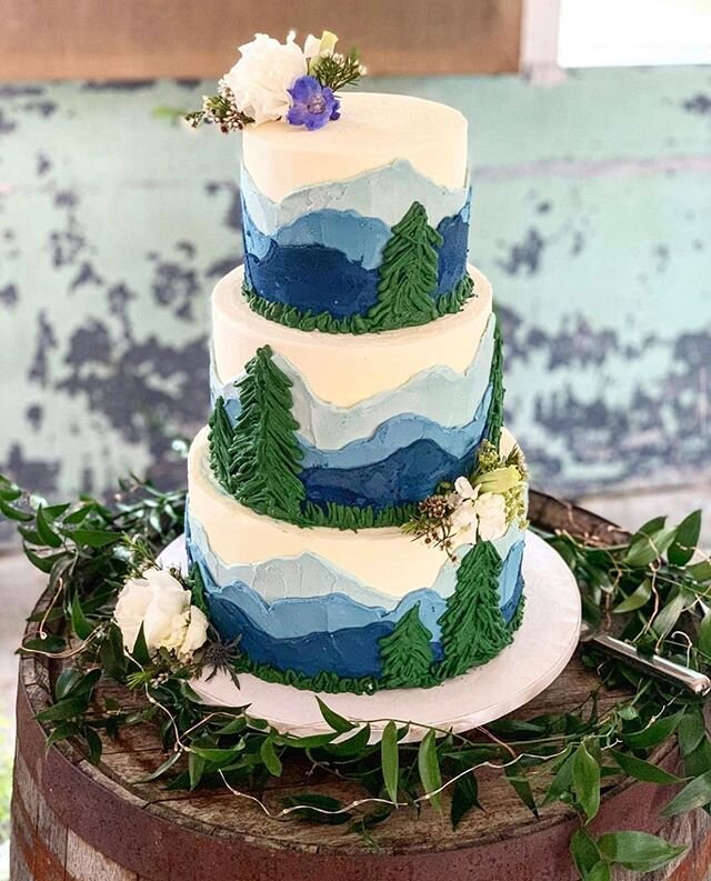 Do you love the #blueridgemountains? We are in &hearts;️ with this cake by @loveandbutterbakingco!! I wouldn't want to cut it!!