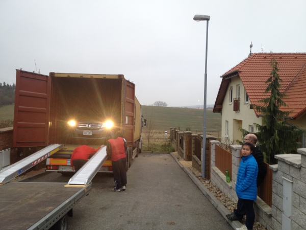Here comes our car! 