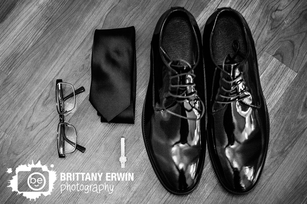 Indianapolis-wedding-photographer-groom-shoes-tie-clip-glasses-detail.jpg