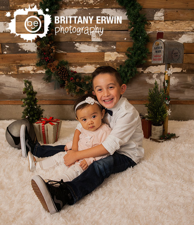 Speedway-Indiana-brother-sister-christmas-mini-session-studio-photographer-santa-mail.jpg