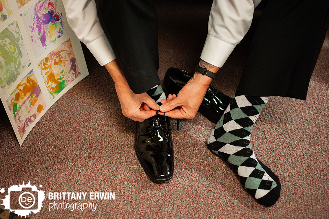 Indiana-art-sanctuary-wedding-photographer-groom-tying-shoes-argile-socks.jpg