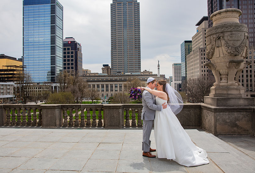 Downtown-Indianapolis-bridal-portrait-couple-skyline.jpg