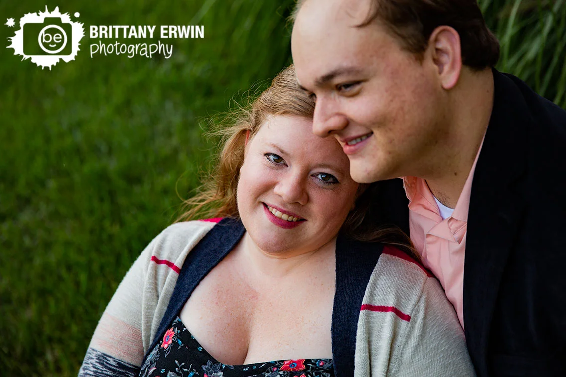 Bloomington-Indiana-engagement-portrait-photographer-couple-sit-together-in-grass.jpg