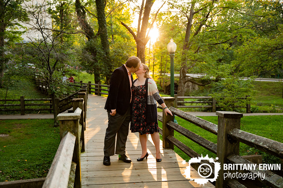 Bloomington-Indiana-University-wood-foot-bridge-couple-kiss-at-sunset.jpg