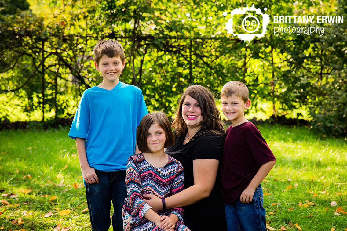 Indianapolis-fall-family-portrait-photographer-brothers-sister-with-mom.jpg