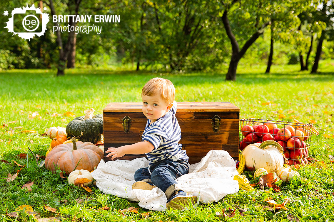 Indianapolis-fall-portrait-mini-session-photographer-pumpkin-chest-outside.jpg