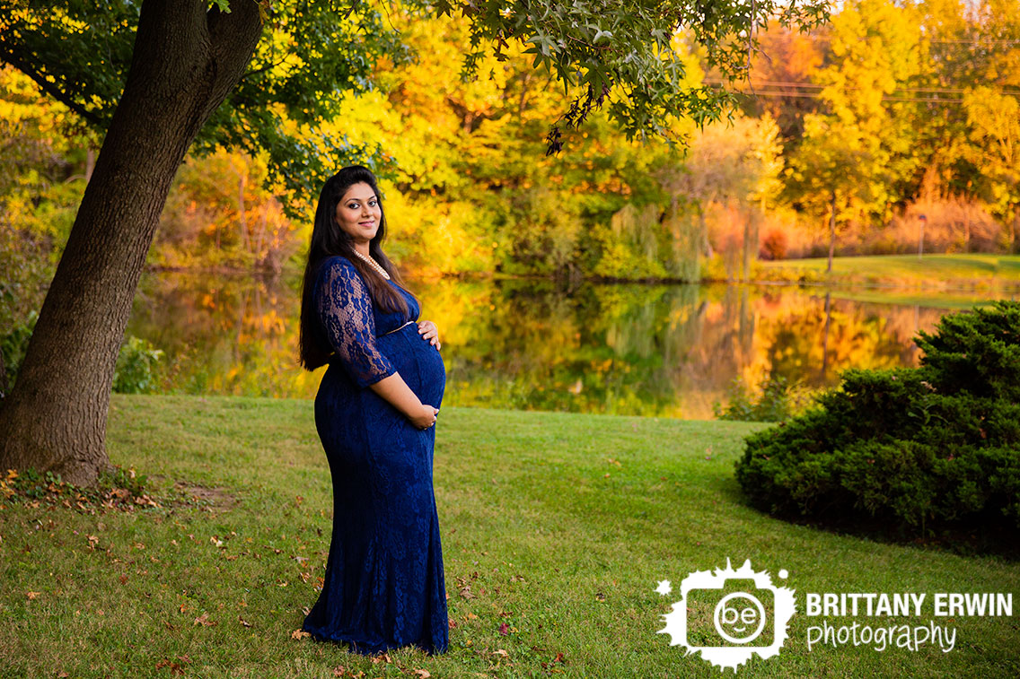 Indianapolis-fall-maternity-portrait-photographer-pond-side-camby-autumn.jpg