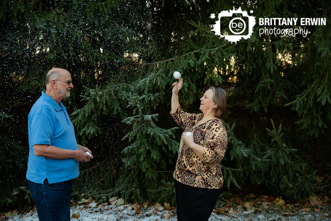 snow-mini-session-photographer-couple-grandparents-snow-ball-fight.jpg