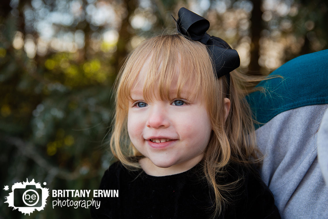 Indianapolis-winter-snow-mini-session-photographer-girl-with-mom-black-hair-bow.jpg